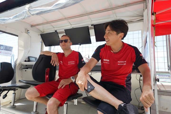 搬入日: ロニー・クイタッレッリと松田次生（NISMO）