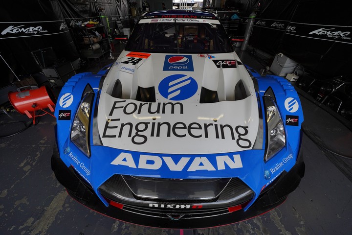 搬入日: フォーラムエンジニアリングADVAN GT-R