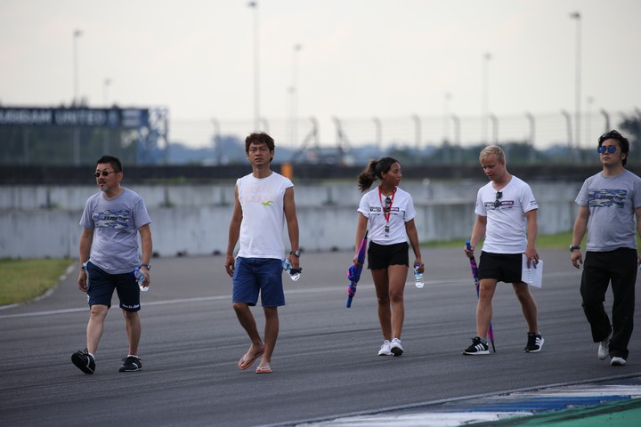 搬入日: コース視察を行う関係者