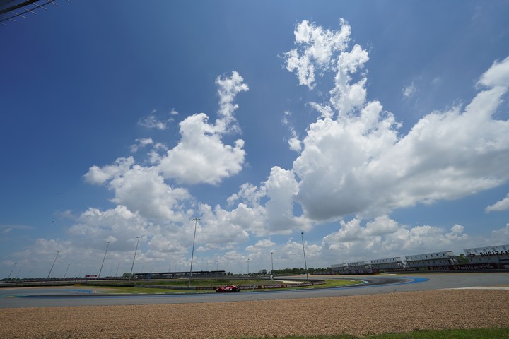 公式練習: サーキット上空には青空が広がった
