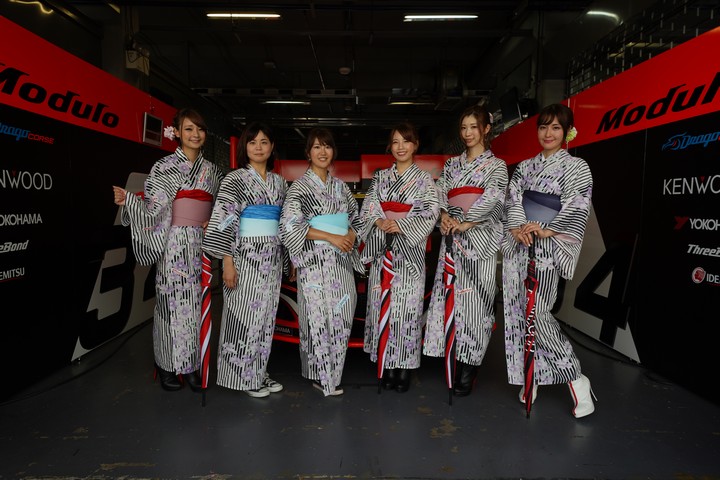 ピットウォーク: レースクイーン