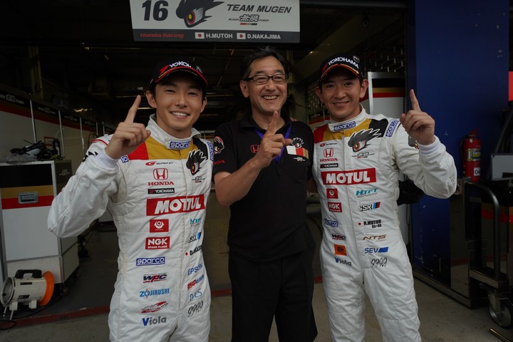 公式予選: ポールポジションを獲得した中嶋大祐と武藤英紀（TEAM MUGEN）