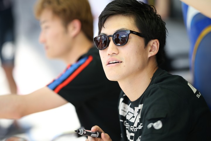 ピットウォーク: 国本雄資（LEXUS TEAM WedsSport BANDOH）