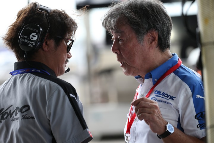 スタート進行: 近藤真彦監督（KONDO）と星野一義監督（IMPUL）