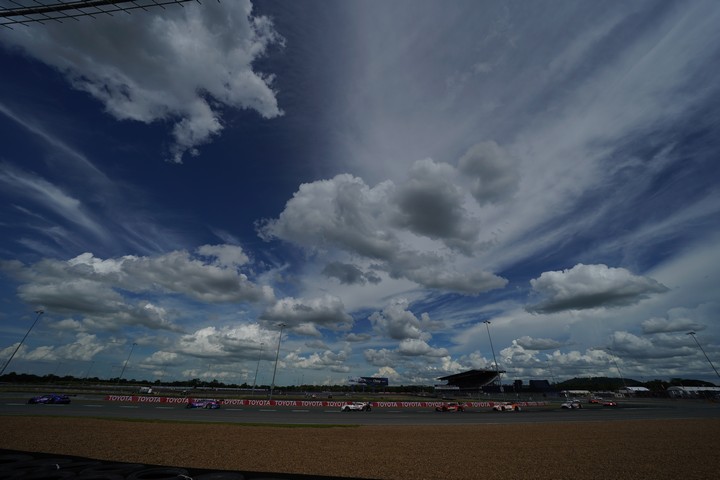 決勝レース: 青空の下疾走するGTマシン