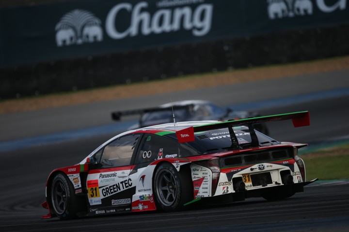 決勝レース: 嵯峨宏紀／平手晃平組（TOYOTA PRIUS apr GT）