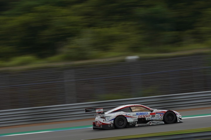 決勝レース: ヘイッキ・コバライネン／小林可夢偉組（DENSO KOBELCO SARD LC500）