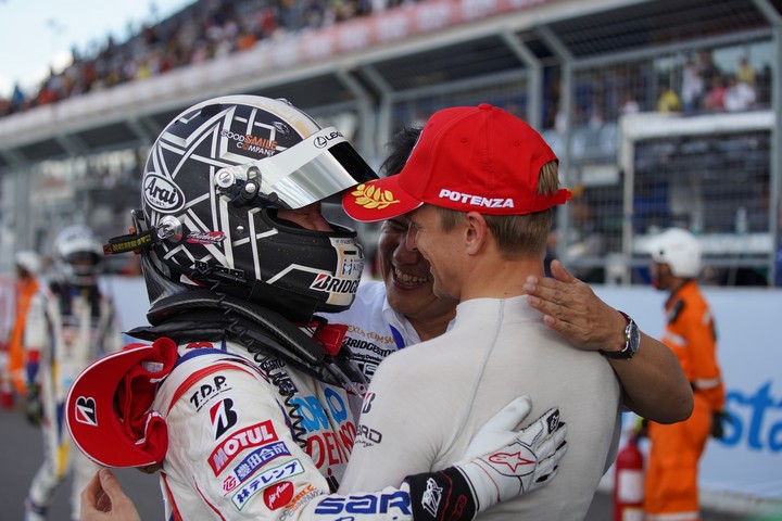 決勝レース: GT500クラスで優勝した小林可夢偉とヘイッキ・コバライネン（LEXUS TEAM SARD）