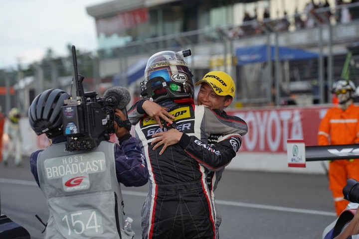 決勝レース: GT300クラスで優勝した平中克幸と安田裕信（GAINER）
