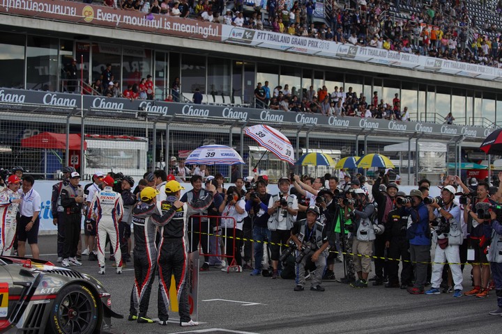 決勝レース: GT300クラスで優勝した平中克幸と安田裕信（GAINER）