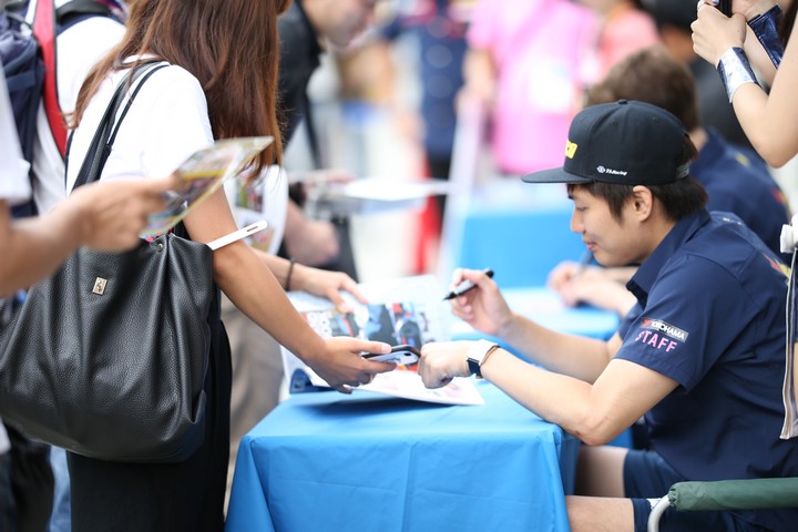 ピットウォーク: 大嶋和也（UOMO SUNOCO TEAM LEMANS）