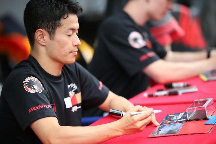 ピットウォーク: 山本尚貴（TEAM MUGEN）