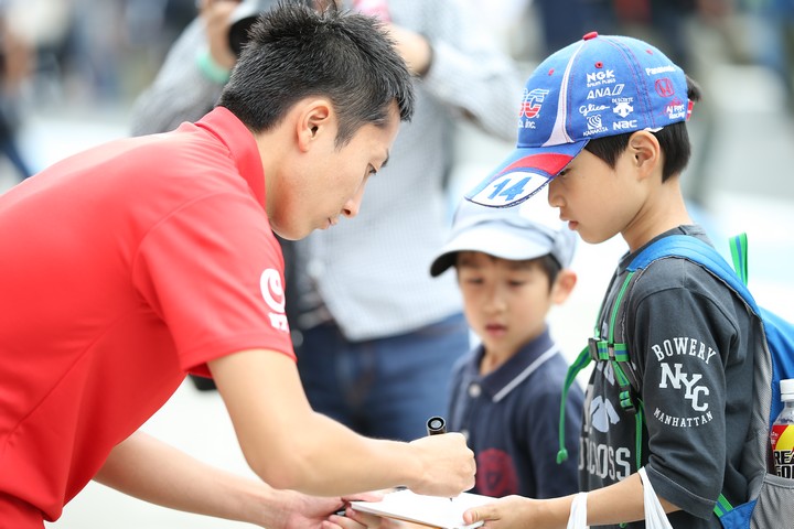 ピットウォーク: 野尻智紀（DOCOMO TEAM DANDELION RACING）