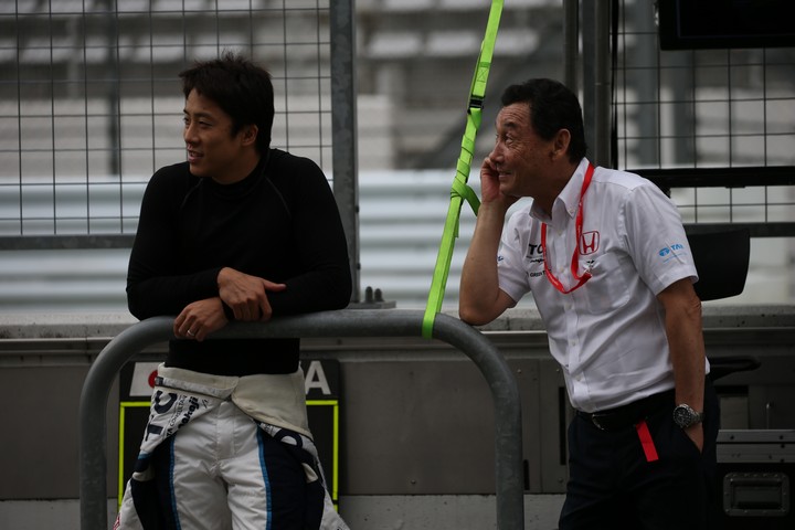 公式予選: 伊沢拓也と中嶋悟監督（TCS NAKAJIMA RACING）