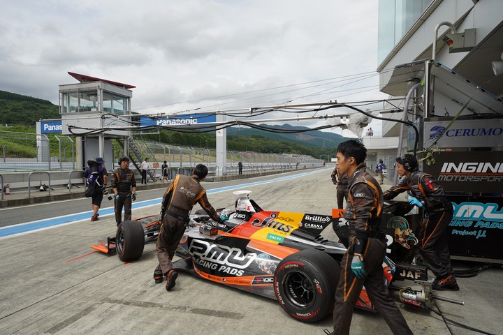 スタート進行: JMS P.MU/CERUMO・INGING SF14