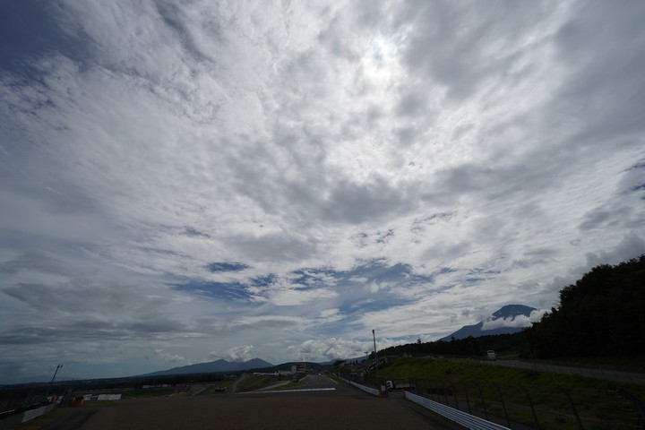 スタート進行: 曇り空の隙間から晴れ間が