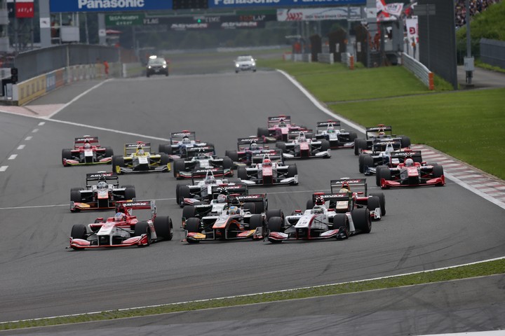 決勝レース: 55周のレースが始まった