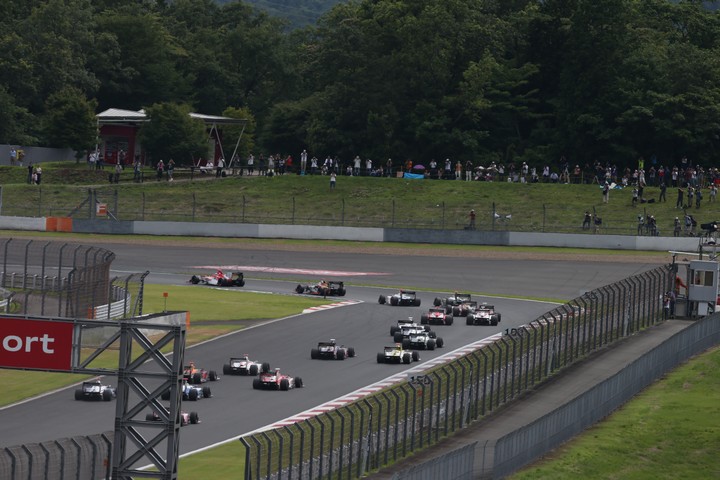 決勝レース: オープニングラップ、コカコーラコーナーへ進入するマシン