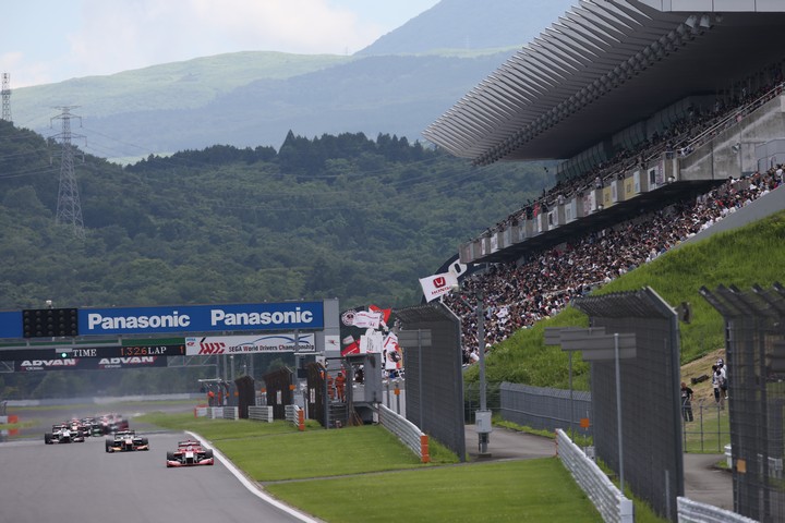 決勝レース: スタンドには多くのファンが詰めかけた