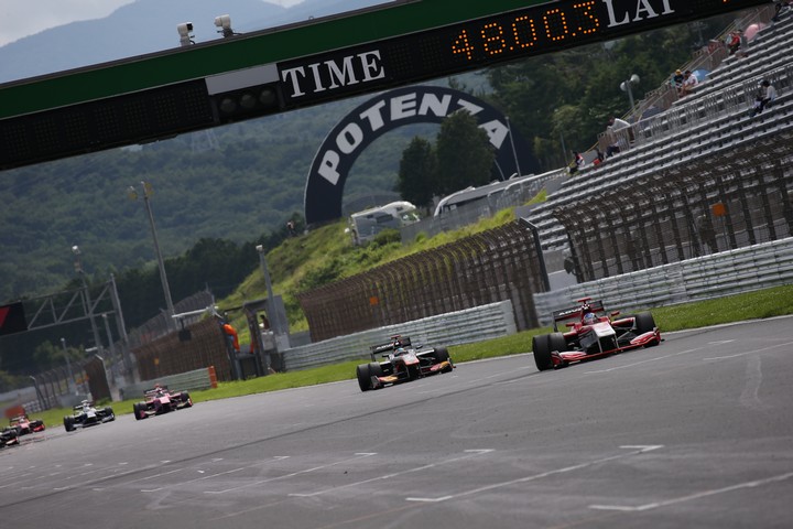 決勝レース: ストレートを疾走するトップグループ