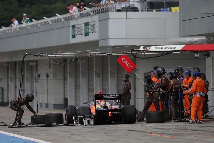 決勝レース: 石浦宏明（JMS P.MU/CERUMO・INGING SF14）