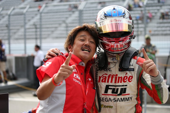 決勝レース: 優勝チーム監督の近藤真彦氏とニック・キャシディ（KONDO RACING）