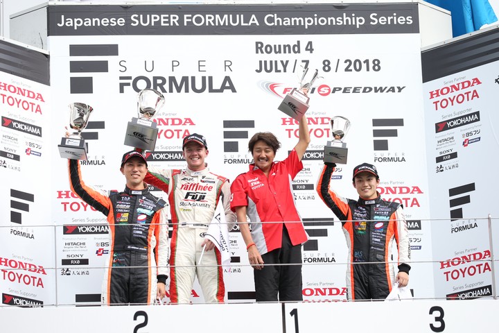 表彰式: トップ3と優勝チーム監督