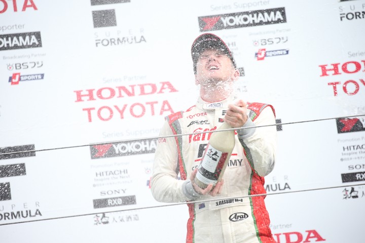 表彰式: シャンパンファイトは優勝したニック・キャシディ（KONDO RACING）