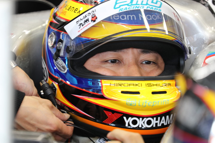 公式予選: ピットで待機する石浦宏明（P.MU/CERUMO · INGING）