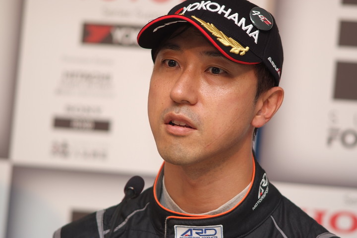 予選記者会見: 3位の石浦宏明（P.MU/CERUMO · INGING）