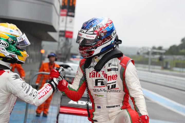 公式予選: ポールポジションのニック・キャシディと2位の山本尚貴が健闘をたたえ合い握手