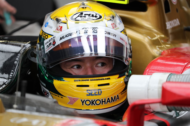 公式予選: ピットで待機する山本尚貴（TEAM MUGEN）