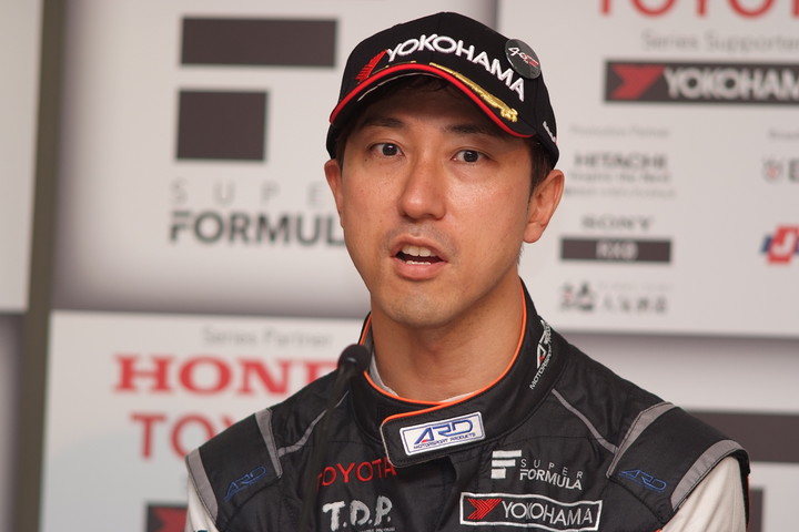 決勝記者会見: 2位の石浦宏明（P.MU/CERUMO · INGING）