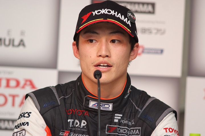 決勝記者会見: 3位の国本雄資（P.MU/CERUMO · INGING）