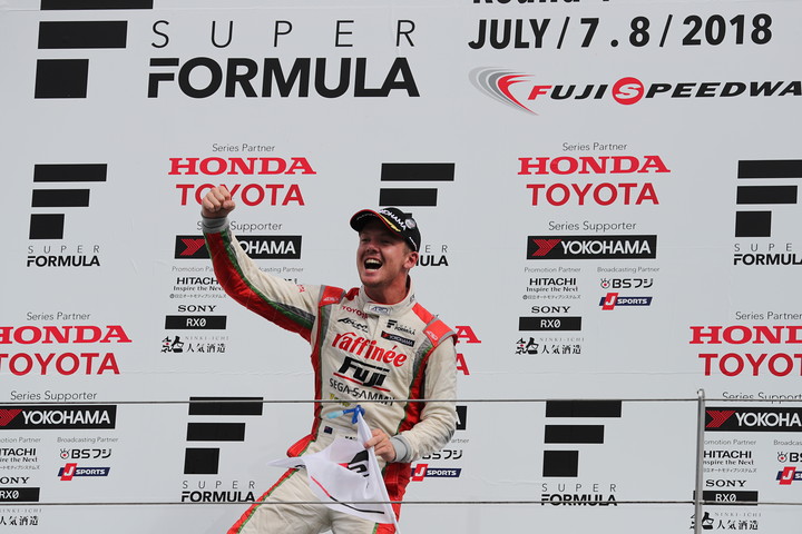 表彰式で歓喜のニック・キャシディ（KONDO RACING）