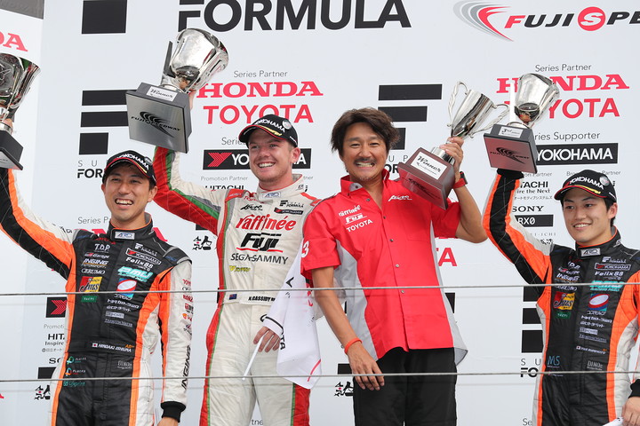 表彰式: 優勝・ニック・キャシディ、2位・石浦宏明、3位・国本雄資