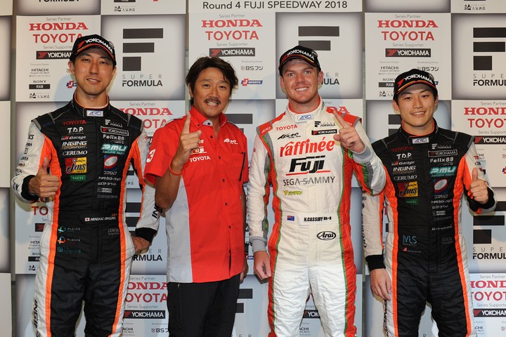 決勝フォトセッション: トップ3のドライバーと優勝チーム監督