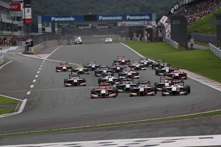 55周の決勝レースがスタートした