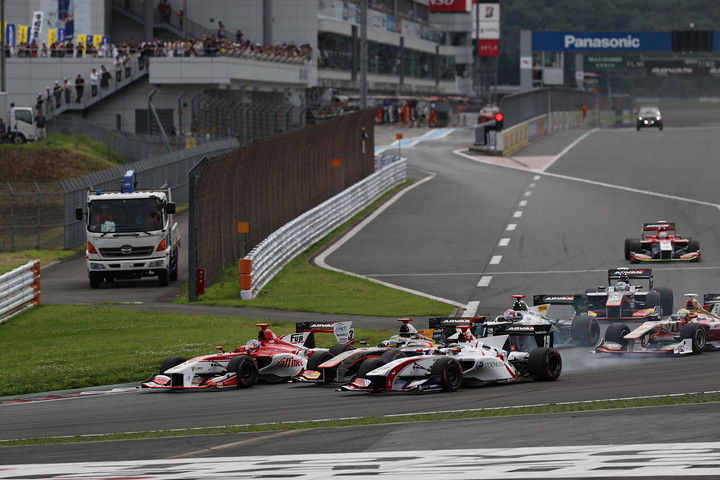 オープニングラップ1コーナーの攻防