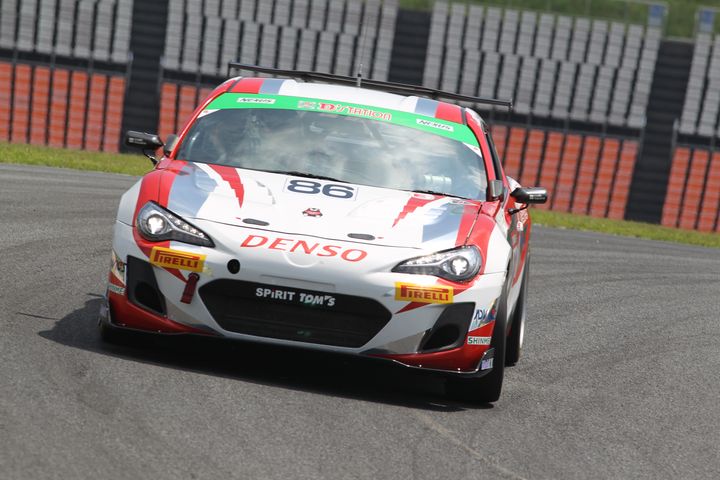 ST-4クラスポールポジションの松井孝允／坪井翔／中山雄一組（TOM'S SPIRIT 86）