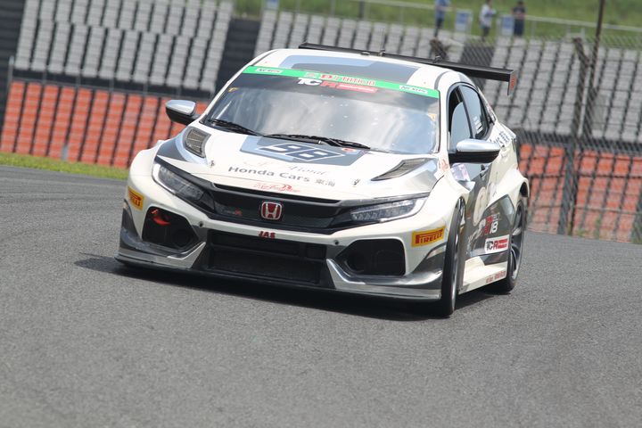 ST-TCRクラスポールポジションの飯田太陽／加藤寛規／高橋一穂組（FLORAL CIVIC TCR）