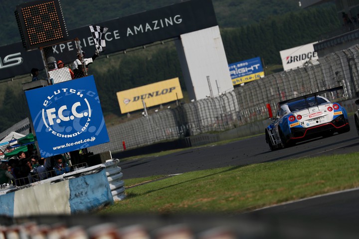トップでゴールする内田優大／藤井誠暢／平峰一貴組（スリーボンド日産自動車大学校GT-R）