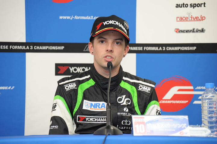 決勝記者会見: Nクラス優勝のジェイク・パーソンズ（NODA RACING）