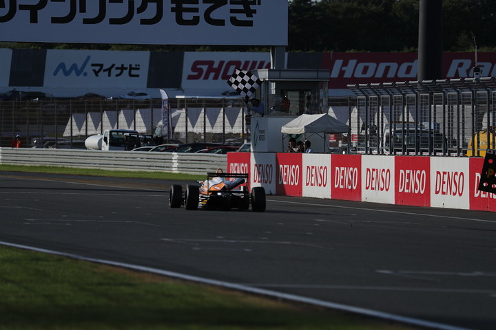 トップでゴールする坪井翔（カローラ中京Kuo TOM'S F317）