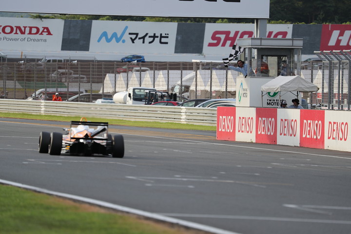 トップでゴールする坪井翔（カローラ中京Kuo TOM'S F317）