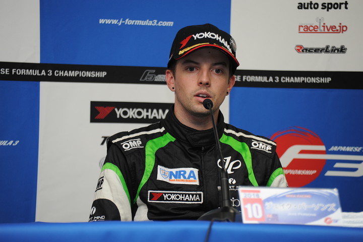 決勝記者会見: Nクラス優勝のジェイク・パーソンズ（NODA RACING）