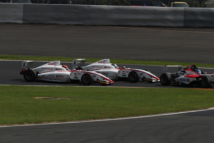 小高一斗、名取鉄平、角田裕毅のトップ争い