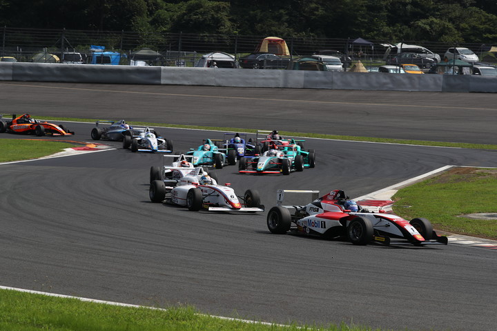 スタート直後のダンロップコーナー