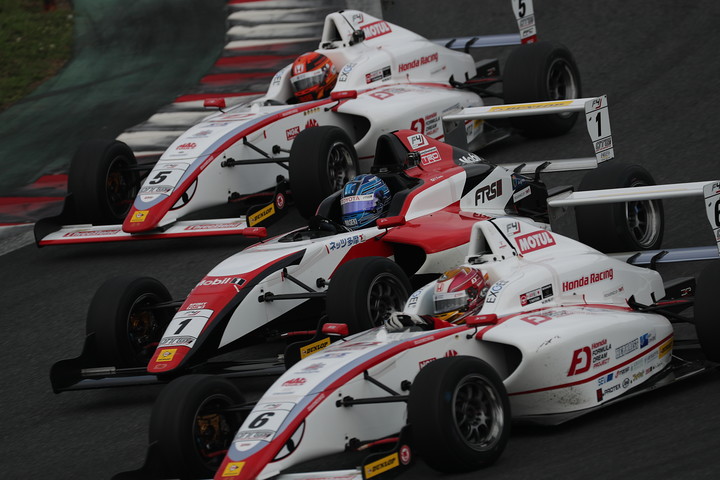 名取鉄平、小高一斗、角田裕毅、1コーナーでのトップ争い