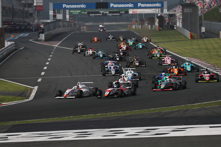 15周の決勝レースがスタートした